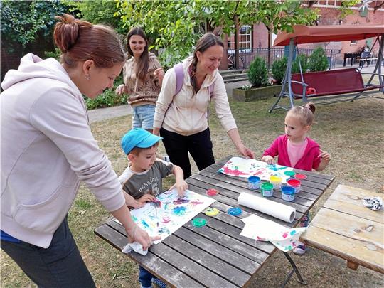 Malen mit Fingerfarben ist eine Aktivität der Eltern-Kind-Freizeit.  Fotos: Privat