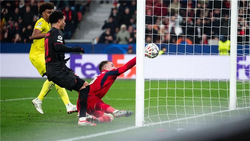 Malik Tillman trifft zum Tor. 