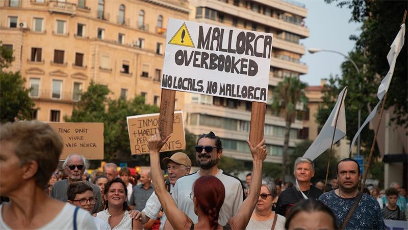 Rekord-Demo - Mallorca protestiert gegen „Tourismus-Tsunami“ Mallorca wird jedes Jahr von immer mehr Menschen besucht.