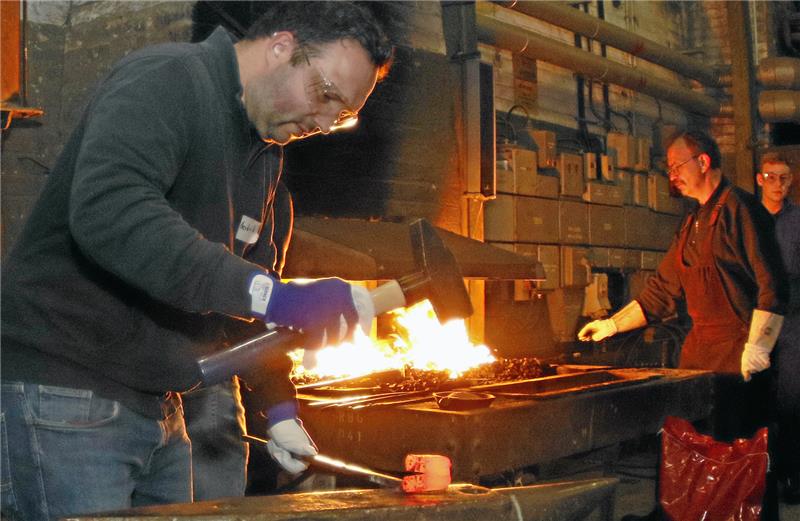 Rammelsberg: Schmieden und schleifen bis die Klinge scharf ist Malochen am Rammelsberg: GZ-Redakteur Hendrik Roß macht sich sein eigenes Messer aus Stahl. Foto: Epping