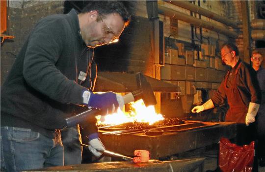 Malochen am Rammelsberg: GZ-Redakteur Hendrik Roß macht sich sein eigenes Messer aus Stahl. Foto: Epping