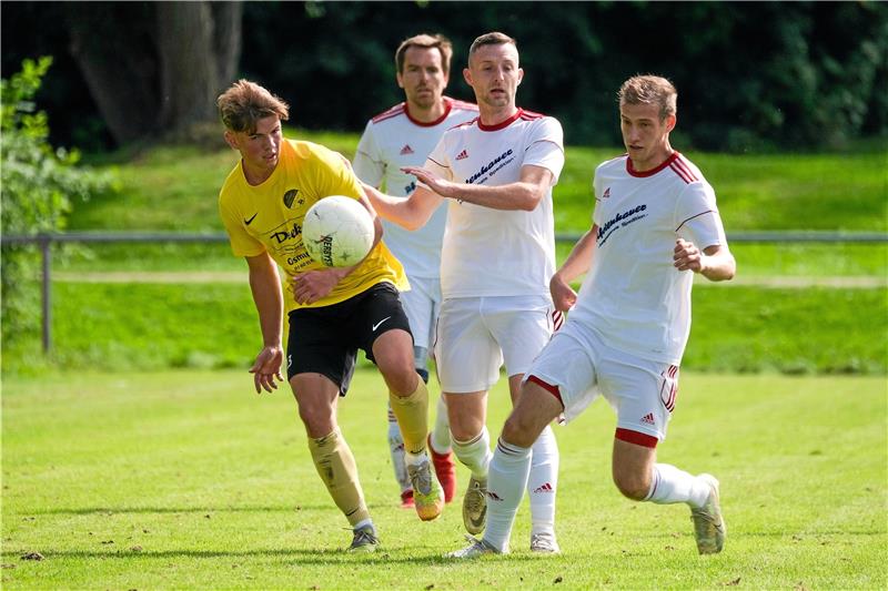 Der SV Rammelsberg erarbeitet sich ersten Sieg Malte Kollenrott (li.), hier im Zweikampf mit den Innerstetaler Marius Müller, erzielt kurz vor Ende der Partie den entscheidenden Treffer für den SV Rammelsberg. Foto: Drechsler