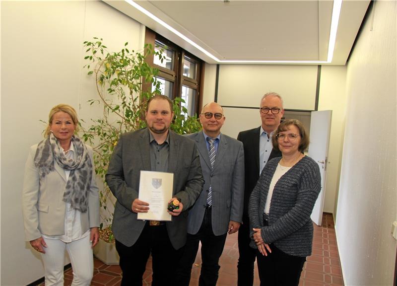 Malte Michel (2.v.l.) zusammen mit seinem Vater Rainer Michel (3.v.l.) und Mutter Petra Michel (r.) sowie Oberbürgermeisterin Urte Schwerdtner und Tim Meißner, Fachdienstleiter Sicherheit und Ordnung. Foto: Hohaus