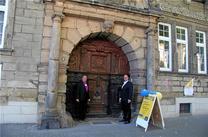 Malte Sandweg (li.) und Meister vom Stuhl Bernd Dreikluft laden in die Loge ein.