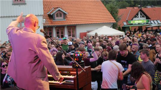 Mambo Kurt bringt das Publikum beim Warm-up zum Tanzen und Feiern. 