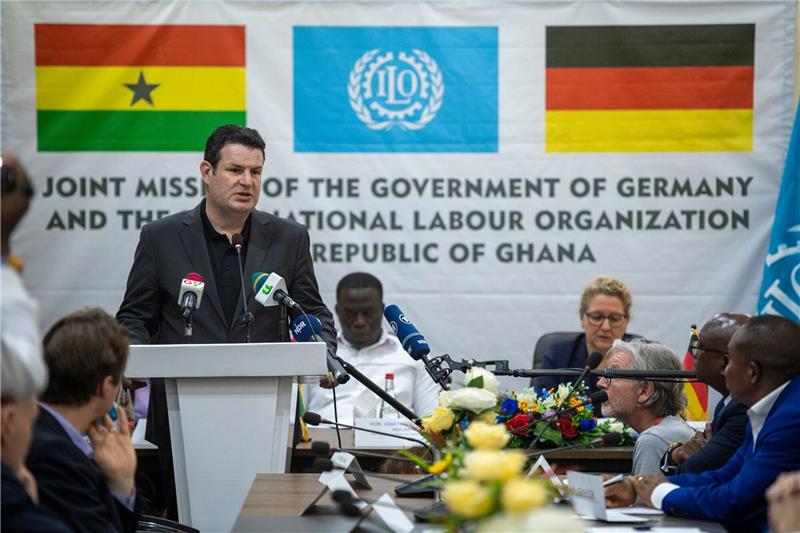 Massenhaft Altkleider für Afrika - Heil: Verbraucher gefragt «Man kann es nicht bei Verbrauchern allein abladen, sondern es ist eine staatliche und eine Unternehmensverantwortung», sagt Bundesarbeitsminister Hubertus Heil (SPD).