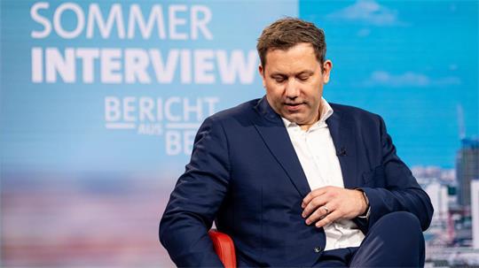 „Man kann sich gegenüber Putin nicht mit der schwarzen Null verteidigen“, sagt der Finanzminister. 