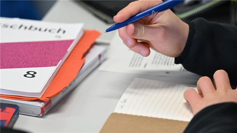 Man müsse bei Hausaufgaben und in Prüfungen in unteren Klassen die Handschrift fordern, um Täuschung zu verhindern, sagt der DL-Präsident. (Symbolbild)