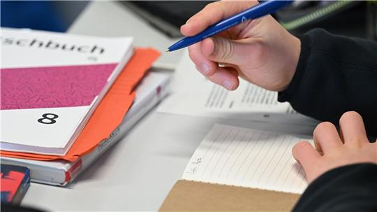 Man müsse bei Hausaufgaben und in Prüfungen in unteren Klassen die Handschrift fordern, um Täuschung zu verhindern, sagt der DL-Präsident. (Symbolbild)