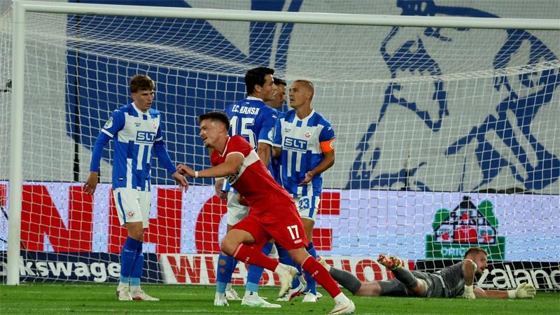 „Man of the match“ bei der Premiere: Stuttgarts neuer Stürmer Dzenan Pejcinovic (M). 