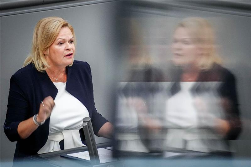 Faeser prüft kurzfristige stationäre Grenzkontrollen «Man sollte aber nicht suggerieren, dass keine Asylbewerber mehr kommen, sobald es stationäre Grenzkontrollen gibt», stellt Bundesinnenministerin Nancy Faeser (SPD) klar.