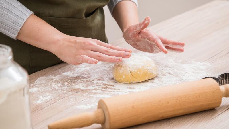 Diese 5 Fehler sollten Sie beim Plätzchen backen vermeiden Man sollte nicht zu viel Mehl nehmen, da der Mürbeteig sonst bricht.