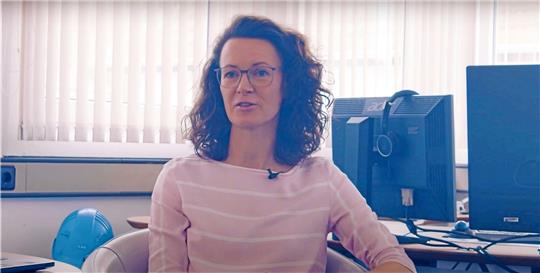 Managerin mit Empathie und Sachorientierung: Seit Juni 2018 ist Dr. Stefanie Brix bei der H.C Starck Tungsten Powders die Chefin für das globale Materialmanagement mit den Standorten in Nordamerika und Fernost. In der Starck-Videoreihe „Soft Power in Hard Metals“ ist sie in der Woche ab dem 7. Februar im Internet zu sehen. Fotos: Starck, Privat