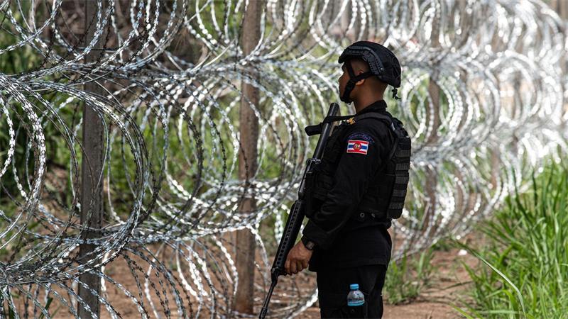 Thailand baut Grenzzaun nach Konflikt mit Kambodscha Manche Abschnitte an der Grenze hat Thailand mit Stacheldraht gesichert.