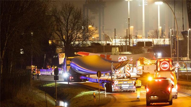 Zu lang für Autobahnabfahrten? Transporte mit Rotorblättern Manche Autobahnausfahrten werden für lange Rotorblätter für Windkraftanlagen zu einem Nadelöhr. (Archivbild)