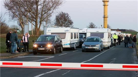 Manche Camper schliefen in der Nacht vor dem Saisonstart in ihren Wohnwagen in der Schlange vor der Campingplatz-Schranke. 