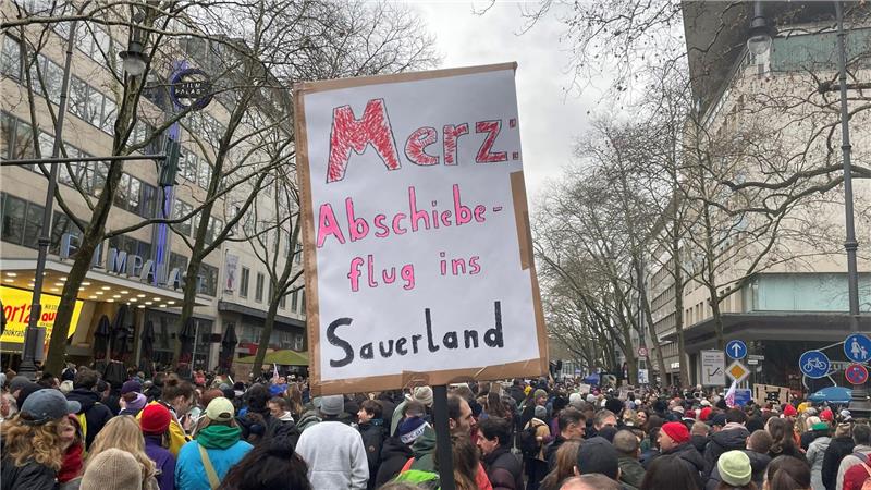 Das Sauerland - bald wohl Kanzlerheimat Manche Demonstranten wünschen sich Friedrich Merz ins Sauerland zurück (Archivbild).