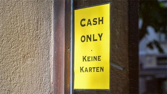 Manche Geschäfte und Restaurant akzeptieren nur Bargeld. (Archivbild)