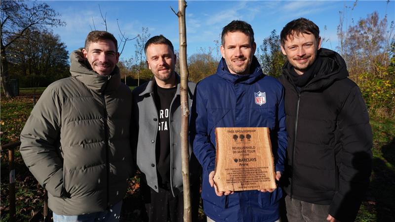 Naturschutz mit Discokugel - Fame Forest wächst Manche Künstler pflanzen ihren Baum sogar selbst mit ein - wie hier die Hamburger Band Revolverheld. (Archivbild)
