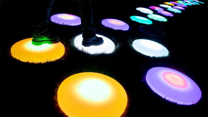 „Lichtzauber“ in der Abenddämmerung im Park der Gärten Manche Lichtinstallationen im Park sind sogar begehbar.