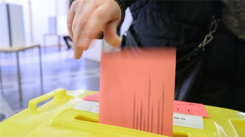 Merz und Scholz im Fernduell - Werben um Wähler in NRW Manche haben schon gewählt, doch viele wissen noch nicht, wo sie am Sonntag ihr Kreuz machen werden. (Symbolbild)