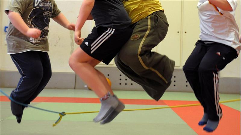 Manche übergewichtigen Kinder nehmen an einem speziellen Sportprogramm teil. (Symbolbild)