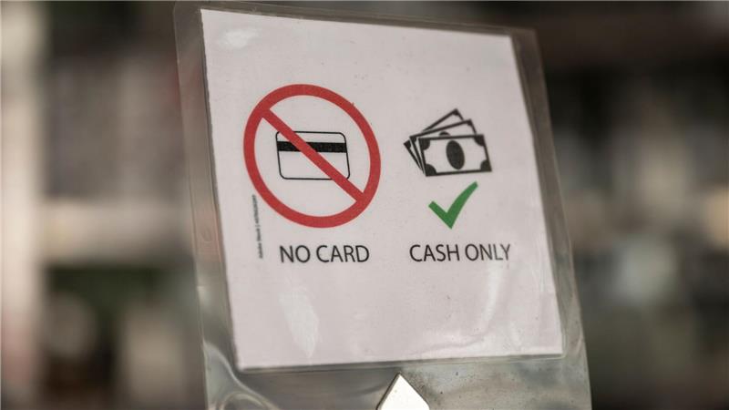 Menschen in Deutschland zahlen überwiegend ohne Bargeld Mancherorts kann man nur mit Bargeld bezahlen. (Symbolbild)