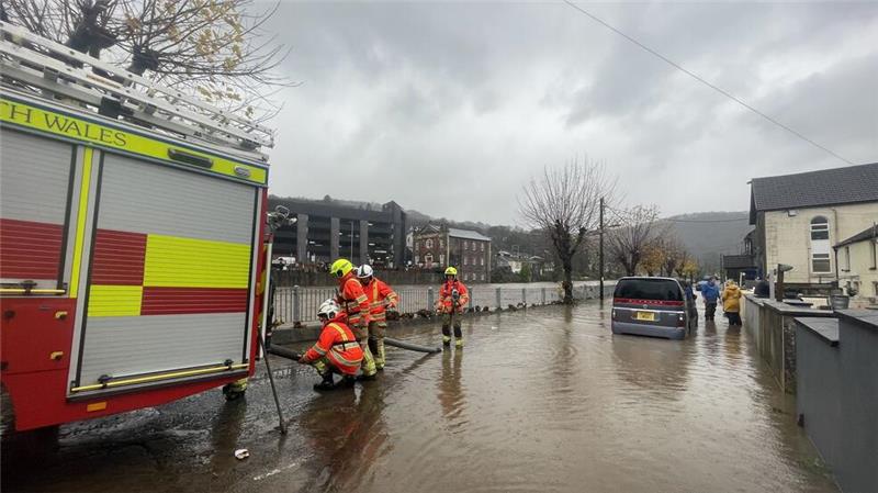 Mehrere Tote bei Unwettern in Großbritannien Mancherorts standen ganze Straßenzüge unter Wasser, Hunderte Häuser wurden beschädigt.