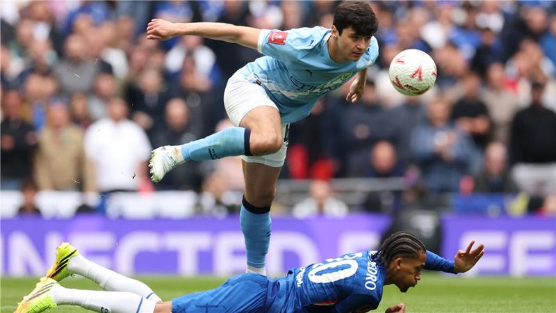Manchester Citys Abdukodir Khusanov (oben) und Chelseas Joao Pedro kämpfen um den Ball.