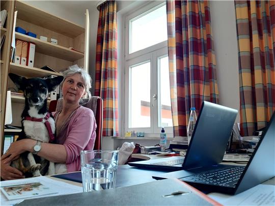Manchmal wird Elke Behrens von ihrer Hündin Lela ins Büro begleitet.  Foto: Potthast