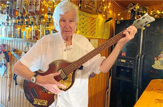 Manfred Berger aus Altenau ist wie Paul McCartney Jahrgang 1942 und teilt dessen Leidenschaft für Musik. Sein 1970 erworbener Höfner-Bass ist allerdings ein Instrument für Rechtshänder und deshalb nicht die weltweit gesuchte Gitarre. Foto: Nachtweyh
