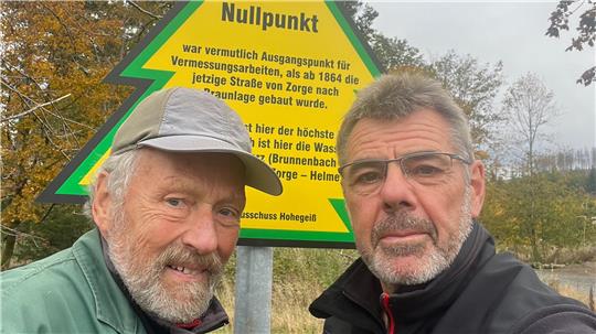 Manfred Gille (links) und Axel Günther vor einer der neuen Tafeln.