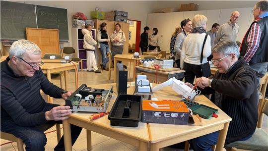 Manfred Hesse (l.) und Heiner Willkommen sind zwei der Ehrenamtlichen, die im Mehrgenerationenhaus Elektrogeräte reparieren.
