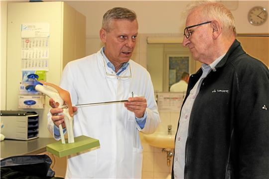 Manfred Kleinschmidt (rechts) lässt sich von Dr. Christian Liebau das Knie erklären.