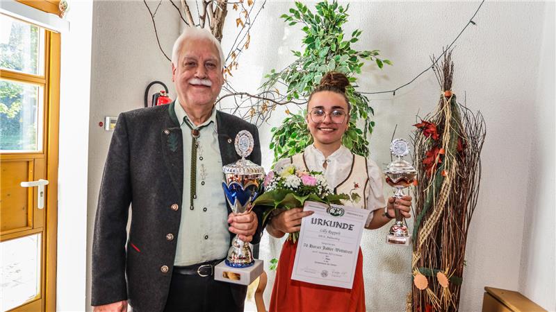 Manfred Schmalbauch aus der Folkloregruppe Sülzhayn und Lilly Ruppelt aus dem Heimatbund St. Andreasberg sind die neuen Jodlermeister.