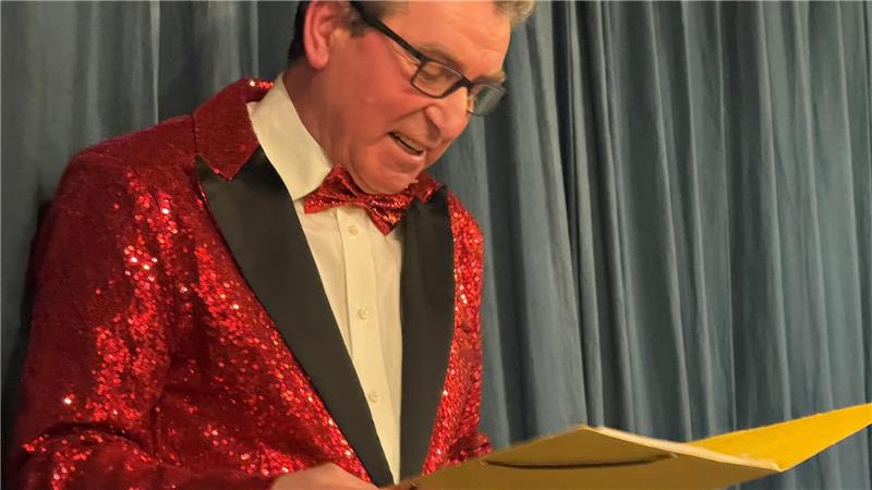 Das Foto zeigt einen Mann, der etwas vorliest.