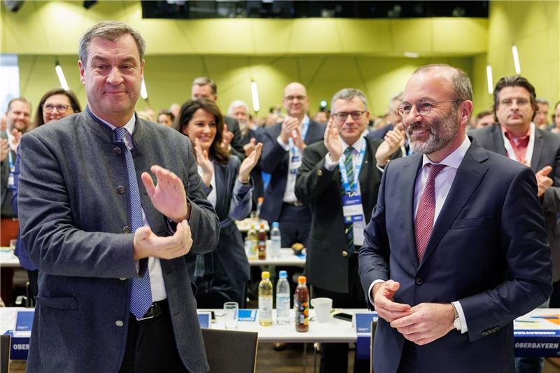 CSU kürt Weber zu Europa-Spitzenkandidat - Attacken auf AfD Manfred Weber steht neben Bayerns Ministerpräsident Markus Söder (CSU) bei der CSU-Delegiertenversammlung zur Europawahl in Nürnberg.
