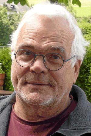 Tod in Odessa: Sohn eines Goslarer Zwangsarbeiterkindes stirbt Älterer Mann mit weißem Haar trägt eine dunkelgraue Jacke und ein bordeauxrotes T-Shirt, im Garten sitzend.