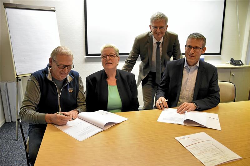 Manfred und Renate Grüne vom Vorstand der Bürgerenergie Harz unterzeichnen gemeinsam mit Harz-Energie-Vertriebsleiter Andreas Grannemann und Geschäftsführer Konrad Aichner(v. li) einen Zusammenarbeitsvertrag.