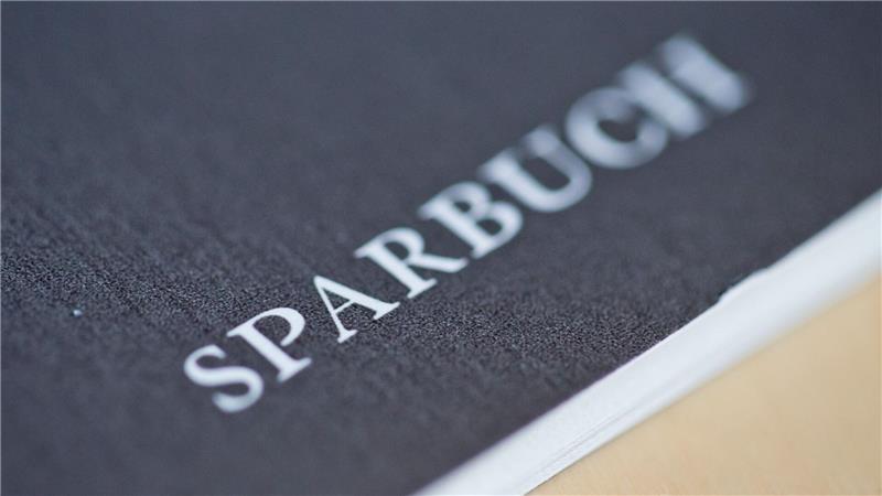 Mangelnde Finanzkompetenz und komplizierte Abläufe beim Investieren: Viele Menschen in der EU sparen ihr Geld, anstatt es anzulegen.