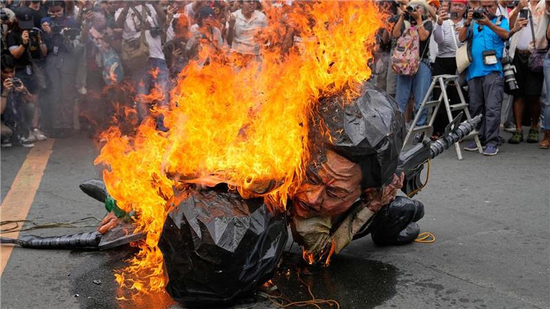 Manila: Demonstranten verbrennen Marcos-Figur am Internationalen Tag der Menschenrechte.