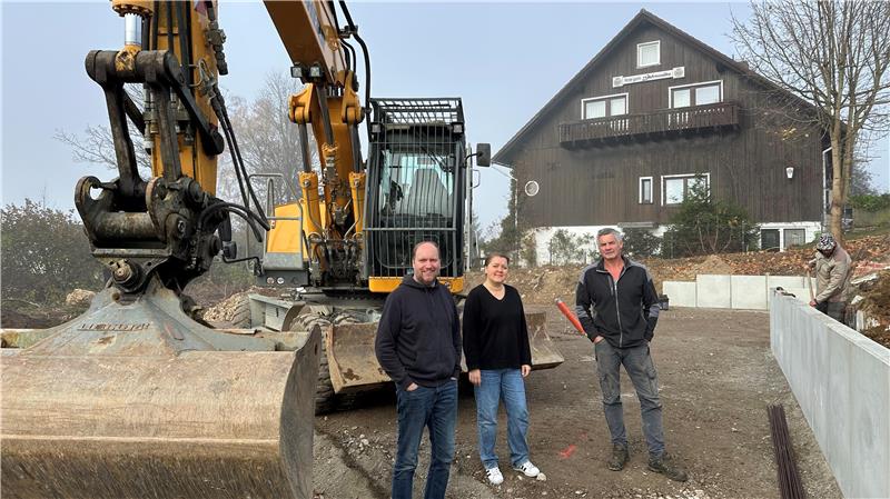 Streit in St. Andreasberg um Hotel-Abriss Manja und Elmar Stute sowie Abrissunternehmer Michael Füllgrabe (rechts) freuen sich, dass die Arbeiten seit einiger Zeit wieder weitergehen.
