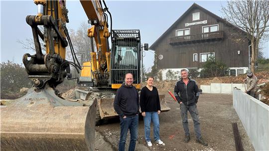Manja und Elmar Stute sowie Abrissunternehmer Michael Füllgrabe (rechts) freuen sich, dass die Arbeiten seit einiger Zeit wieder weitergehen.