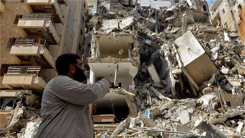 Mann begutachtet Zerstörung nach israelischem Angriff in Tyrus