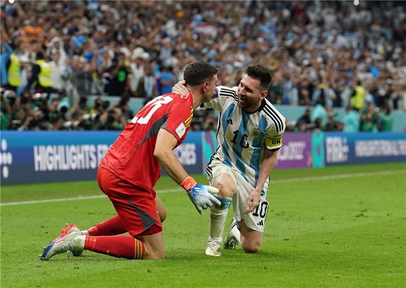 „Biest” Martínez und Messi berauschen Argentinien Mann des Abends: Lionel Messi (r) feiert Elmeterkiller Emiliano Martinez.