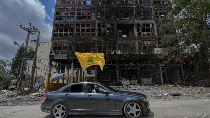 USA-Iran-Konflikt flammt trotz Abkommen wieder auf Mann mit Hisbollah-Flagge in der Stadt Nabatija im Südlibanon. (Archivbild)