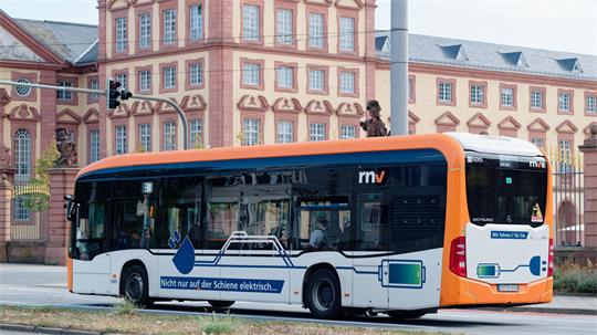 Mannheim zählt mit Freiburg und Karlsruhe zu den Spitzenreitern bei der Umstellung auf batteriebetriebene Elektrobusse. (Archivbild)  