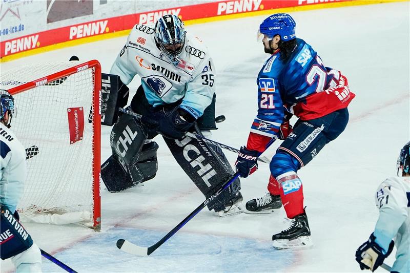 Clubs München und Mannheim kassieren Halbfinal-Ausgleich Mannheims Nicolas Krämmer (r) scheitert an Ingolstadts Torwart Kevin Reich.