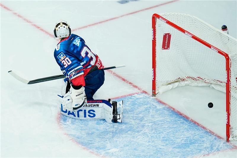 Favoriten: München und Mannheim im DEL-Halbfinale Mannheims Torwart Arno Tiefensee kassiert das Tor zum 0:1.