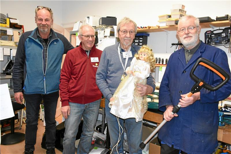 Goslarer Reparaturwerkstatt: Die Männer mit dem „Magic Touch“ Mannschaftsfoto mit Püppi: Das holde Wesen mit Engelslocken steht normalerweise als Lampe im güldenen Schein. Doch zunächst muss das Objekt repariert werden. Foto: Kempfer